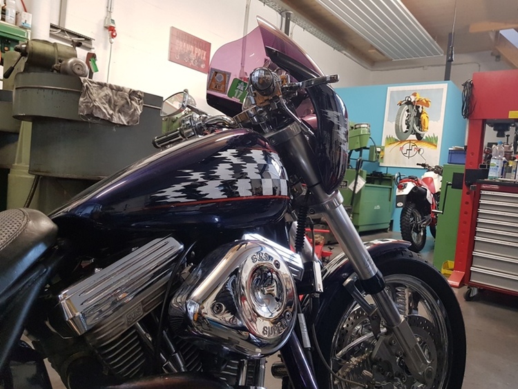 Harley-Davidson-FXR-1340-5